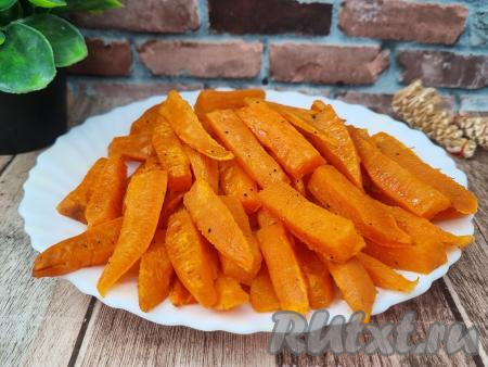 Готовый яркий, вкусный, ароматный батат фри достать из духовки, переложить на тарелку и можно сразу подавать к столу в качестве самостоятельной закуски или в качестве гарнира к мясу, птице.