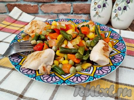 Куриная грудка с мексиканской смесью на сковороде