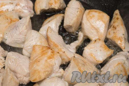 Обжарить куриное филе на максимальном огне, периодически переворачивая, чтобы на мясе появилась румяная корочка. Как только филе грудки подрумянится со всех сторон, уменьшить огонь до среднего.&nbsp;Очень важно дать мясу поджариться, но при этом оно не должно пересушиться.&nbsp;Мясо не должно быть готовым, главное, чтобы оно немного подрумянилось, доводить до готовности мы будем его уже вместе с овощной мексиканской смесью.