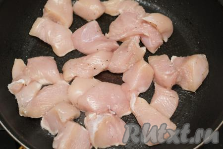 Сковороду хорошо разогреть с добавлением растительного масла. Выложить на сковороду кусочки куриного филе.