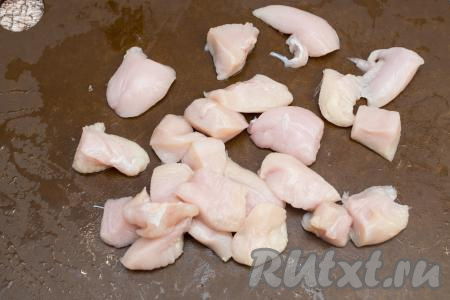 Нарезать мясо на средние кусочки (мелко нарезать не нужно).