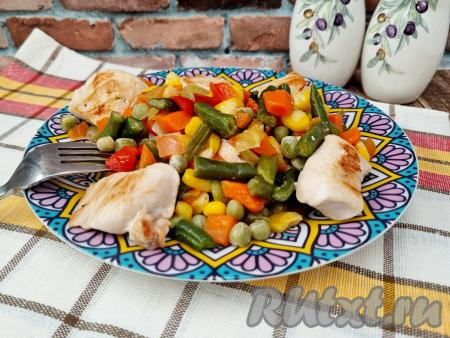 Готовую куриную грудку вместе мексиканской смесью переложить со сковороды на тарелку и в горячем виде подать к столу. Яркие, сочные овощи идеально дополняют нежное мясо курицы.&nbsp;