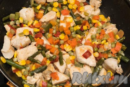 Накрыть сковороду крышкой и готовить мексиканскую смесь с куриным филе на огне ниже среднего 10 минут, периодически перемешивая. Я готовность блюда проверяю по овощам, они должны стать мягкими, легко прокалываться вилкой.