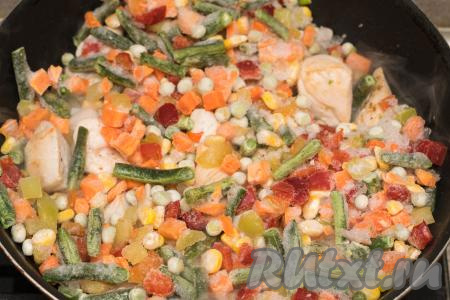 В сковороду с обжаренным филе куриной грудки выложить замороженную мексиканскую смесь, хорошо перемешать.
