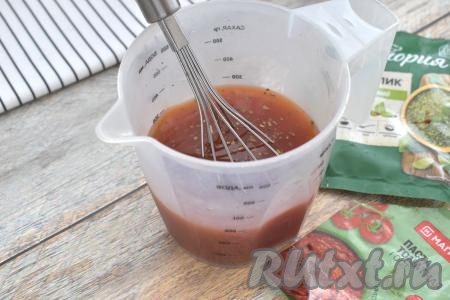 В отдельную ёмкости (у меня - мерный стакан) выкладываем томатную пасту, вливаем 300 миллилитров тёплой воды, солим, можно добавить специи (я всыпала&nbsp;щепотку сушёной зелени), тщательно перемешиваем получившийся томатный соус.&nbsp;