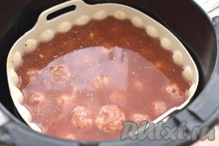 Форму с фрикадельками ставим в чашу аэрогриля, вливаем получившийся томатный соус, он должен полностью покрыть фрикадельки. Отправляем чашу в аэрогриль.