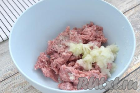 Для формирования фрикаделек прежде всего нужно приготовить фарш. Для этого нужно взять кусочки любого мяса (у меня - свинина) и пропустить через мясорубку в глубокую миску. При желании можно купить фарш и в магазине. В миску с фаршем сразу добавляем очищенный лук, пропущенный через мясорубку (или натёртый на крупной тёрке).