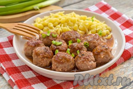 Аппетитные, нежные фрикадельки вместе с томатным соусом раскладываем из чаши аэрогриля по тарелкам и, дополнив гарниром (у меня - макароны), в горячем виде подаём вкусное, сытное блюдо к столу.