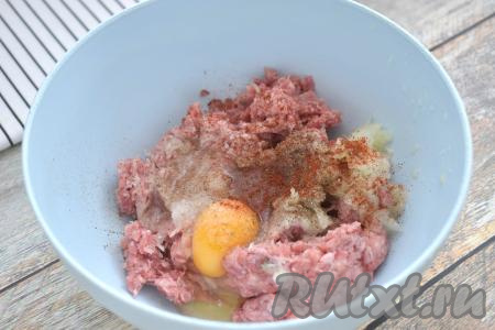 В эту же миску вбиваем сырое яйцо, солим, приправляем любимыми специями (в качестве специй я использовала паприку и чёрный молотый перец).