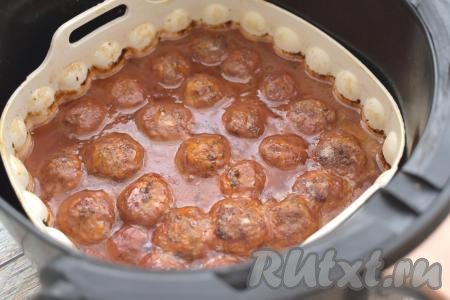 Включаем аэрогриль на 180 градусов, время выставляем на 30 минут. Готовим фрикадельки в томатном соусе&nbsp;до звукового сигнала.