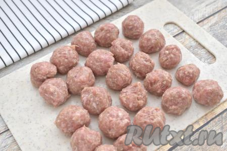 Из получившегося фарша, периодически смачивая руки водой, лепим круглые фрикадельки размером с грецкий орех. Из предложенного количества ингредиентов у меня получились 25 фрикаделек.&nbsp;