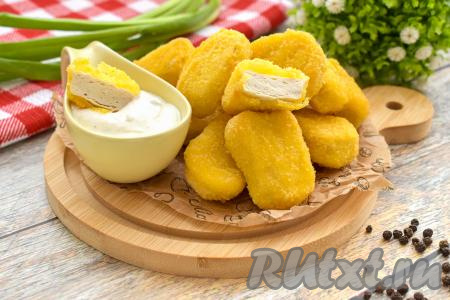 Наггетсы, покрытые аппетитной корочкой снаружи и при этом сочные внутри, к столу подаём горячими, дополнив любимым соусом (я подала со сметанно-чесночным соусом), гарниром или свежими овощами. Вот так просто и быстро можно приготовить замороженные наггетсы в аэрогриле.