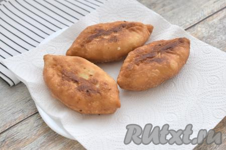 Жареные пирожки выкладываем на бумажные полотенца, чтобы удалить излишки масла.