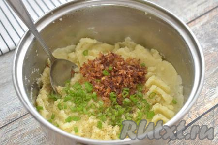 Зелень (у меня - зелёный лук) моем, нарезаем мелко. В кастрюлю с картофельным пюре добавляем жареный лук и нарезанную зелень, перчим, тщательно перемешиваем. Если нужно, досаливаем, даём остыть и начинка для пирожков из слоёного теста готова.