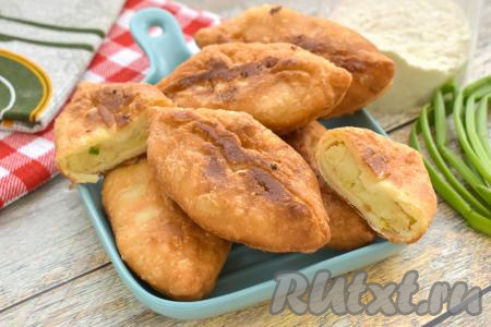 Постепенно жарим на сковороде все пирожки из слоёного теста. Аппетитные, хрустящие снаружи и мягкие внутри жареные пирожки с картошкой можно подать и тёплыми, и полностью остывшими.