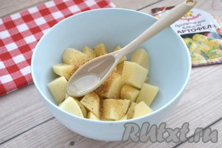 По вкусу солим картошку, добавляем специи (в качестве специй я использовала приправу для картофеля), вливаем растительное масло.