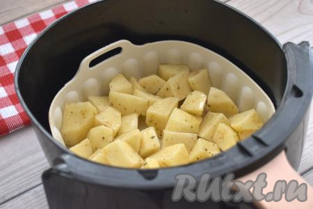 Перемешиваем картофель, покрывая его маслом и специями со всех сторон, выкладываем в форму для запекания, подходящую для аэрогриля (я использовала силиконовую форму). Форму с картошкой ставим в чашу аэрогриля, отправляем в аэрогриль. Включаем аэрогриль, выставив температуру 180 градусов, а время - 40 минут.
