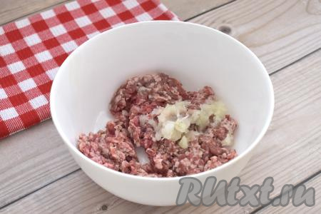 Пока готовится картошка в аэрогриле, начинаем формировать фрикадельки. Для этого берём кусочки любого мяса (у меня - свинина), пропускаем вместе с очищенным луком через мясорубку, солим, приправляем специями (я посыпала чёрным молотым перцем).