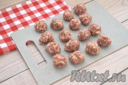 Из мясного фарша, время от времени смачивая руки водой, формируем фрикадельки размером с грецкий орех (у меня получились 16 фрикаделек).