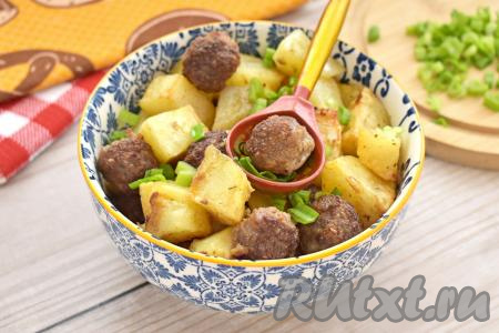 Фрикадельки с картофелем раскладываем из чаши аэрогриля по тарелкам и в горячем виде подаём к столу, дополнив, по желанию, свежими или консервированными овощами.