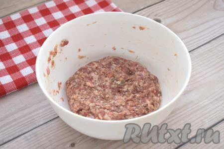 Тщательно перемешиваем мясной фарш.