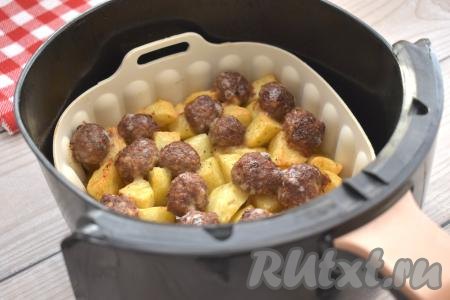 Продолжаем готовить оставшиеся 20 минут при той же температуре. Готовность блюда проверяем по картофелю, если он легко прокалывается вилкой, значит готов. Если же картошка прокалывается с трудом, тогда нужно увеличить время приготовления на 3-5 минут. Я готовила в аэрогриле мощностью 1400 Ватт, за 40 минут картошка была полностью готова, но многое зависит и от сорта картофеля, и от мощности аэрогриля.