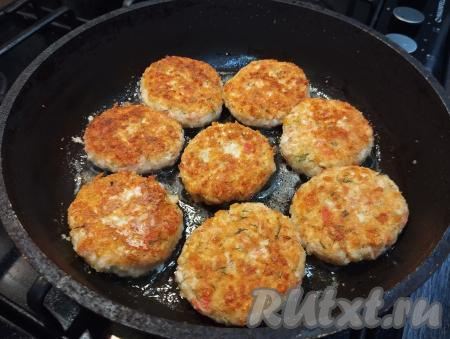Переворачиваем котлеты и обжариваем до подрумянивания с другой стороны (тоже примерно 5 минут).