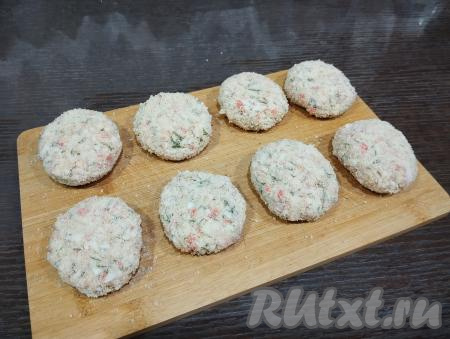 Постепенно формируем и обваливаем в панировочных сухарях все котлеты из крабовых палочек и сыра. Из данного количества ингредиентов у меня получились 8 котлет.