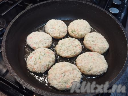 На сковороде хорошо разогреваем растительное масло, убавляем огонь до среднего, выкладываем котлеты. Обжариваем котлеты с одной стороны ориентировочно 5-7 минут (до подрумянивания снизу), накрыв сковороду крышкой.&nbsp;