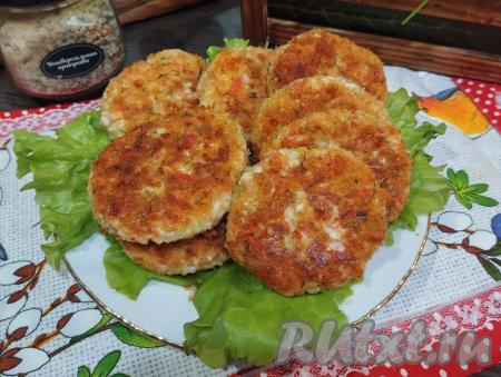 Готовые котлеты из крабовых палочек с сыром перекладываем со сковороды на тарелку и горячими, дополнив любимым гарниром, подаём к столу.