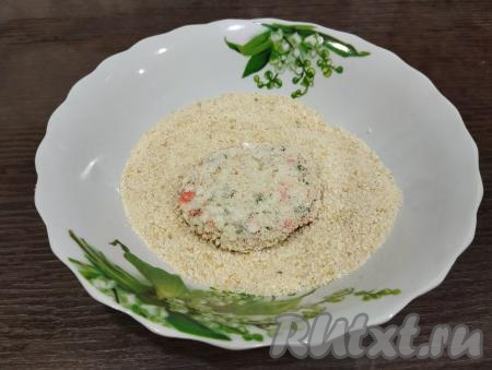 Столовой ложкой берём часть крабово-сырной массы в руки, формируем котлету, обваливаем её в панировочных сухарях со всех сторон. Смачивать руки холодной водой перед формированием котлет не требуется, масса замечательно формуется, не прилипая к рукам.