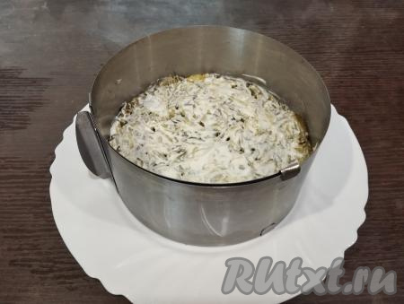 Смазываем слой огурцов майонезом.