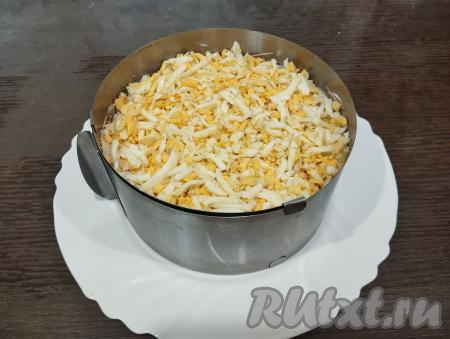 Следующим слоем будут яйца, натёртые на крупной тёрке.