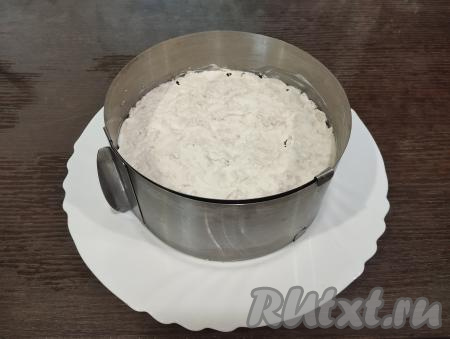 Смазываем слой мяса майонезом.