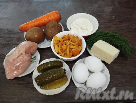 Подготовим продукты для приготовления салата "Грибное лукошко" с маринованными опятами. Картофель и морковь отвариваем в кожуре до готовности (на варку картошки потребуется с момента закипания воды минут 25, моркови - 30-35 минут, полностью готовые овощи будет легко прокалываться вилкой). Яйца отвариваем с момента закипания воды в течение 10 минут. Куриное филе нужно будет отварить в течение 25-30 минут после начала кипения подсоленной воды. Сваренным овощам, яйцам и мясу даём полностью остыть. Непосредственно перед формирование салата очищаем картофель, яйца и морковь.