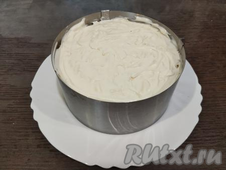 Сырный слой смазываем майонезом, убираем тарелку с кулинарным кольцом в холодильник минут на 30, чтобы салат пропитался.