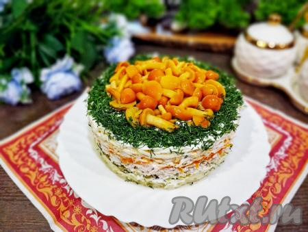 Нежный, вкусный, аппетитный салат "Грибное лукошко", приготовленный с маринованными опятами, подаём к столу.