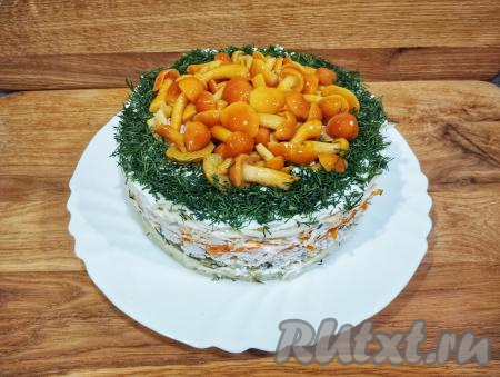 Теперь можно приступать к украшению салата "Грибная поляна". Маринованные опята промываем водой, лишней жидкости даём стечь.&nbsp;Верх салата по краям посыпаем укропом, а в центр выкладываем маринованные опята.