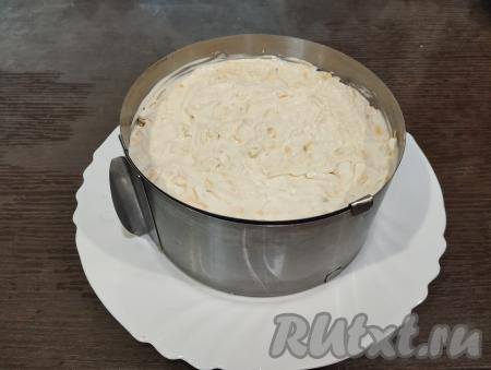 Смазываем яйца майонезом.