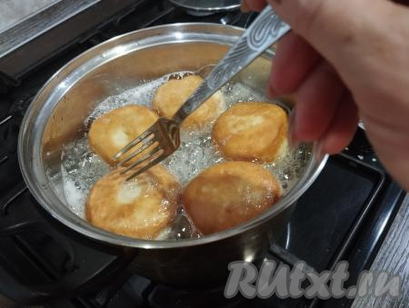 Аккуратно при помощи вилкой переворачиваем пончики и обжариваем до подрумянивания с другой стороны (примерно 2-3 минуты). Пончики жарятся очень быстро. Нужно постоянно следить, чтобы не пережарились.