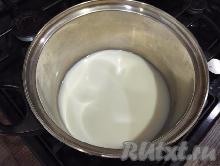 Наливаем в кастрюлю 350 миллилитров молока, ставим на огонь. Прогреваем хорошо молоко, но не доводим до кипения.