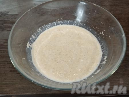 В миску вливаем тёплое молоко, добавляем 1 столовую ложку сахара, сухие дрожжи, хорошо перемешиваем и оставляем дрожжи активироваться в тёплом месте на 10 минут (до появления на поверхности молочно-дрожжевой смеси пенной "шапочки").