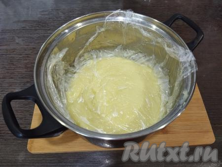 Выключаем огонь, накрываем крем пищевой плёнкой так, чтобы плёнка лежала на поверхности крема. Благодаря тому, что плёнка плотно прижата к поверхности крема, на поверхности крема не будет образовываться корочка. Оставляем заварной крем остывать.