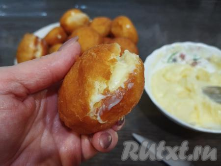 А можно и более просто сделать. Делаем небольшой разрез в пончике и чайной ложкой выкладываем внутрь заварной крем.