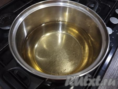 В небольшой кастрюле разогреваем растительное масло на небольшом огне.