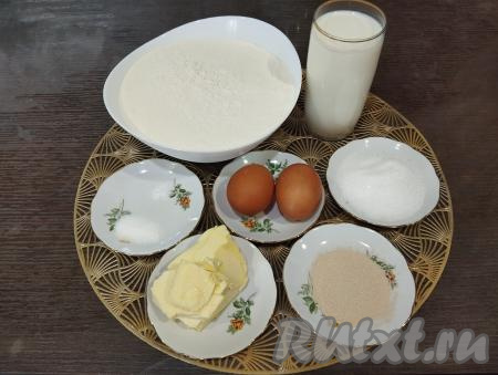 Теперь займёмся замешиванием дрожжевого теста для пончиков. Отмеряем нужное количество ингредиентов, просеиваем муку. Молоко греем до тёплого состояния (примерно до 38-40 градусов). Я подогрела молоко в микроволновке, можно подогреть на плите. Важно, чтобы молоко было именно тёплым, не горячим. В горячем молоке дрожжи погибнут, а если молоко будет холодным, дрожжи будут плохо активироваться.