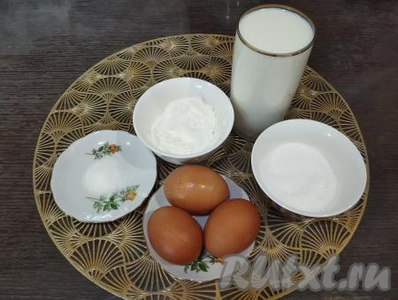 Сначала приготовим заварной крем. Отмерим нужное количество ингредиентов. Яйца разделяем на желтки и белки. Для приготовления крема нам понадобятся только желтки. Белки нужно убрать в холодильник, а затем использовать для приготовления других блюд. Крахмал я использовала кукурузный, но можно взять и картофельный.