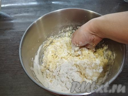 После того как в процессе постепенного добавления муки перемешивать тесто венчиком станет сложно, начинаем вымешивать тесто руками.