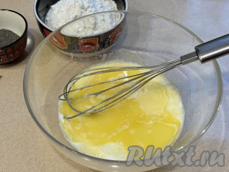 Сливочное&nbsp; масло растопить (я растопила в микроволновке), дать ему немного остыть, чтобы оно было тёплым, но не горячим. В миску с яичной смесью влить растопленное масло.