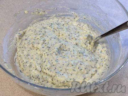 Понемногу добавляя оставшуюся муку и полностью вмешивая её столовой ложкой (или лопаткой), замесить в меру густое, воздушное маковое тесто для вафель, как на фото.&nbsp;